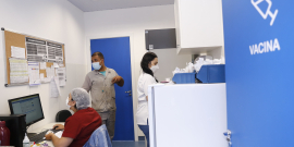 profissionais de centro de saúde de belo horizonte em sala de vacina