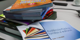 Material didático em cima da mesa