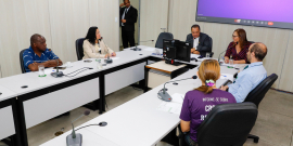 Vereadores e convidados no Plenário Helvécio Arantes