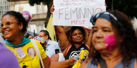 Protesto de mulheres erguendo cartazes