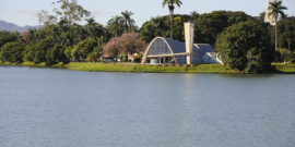 Vista da Lagoa da Pampulha com Igreja de São Francisco de Assis ao fundo