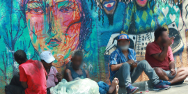pessoas fazem uso de drogas ilícitas em via pública de centro urbano