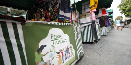 Barraca de feira, com roupas à venda, vista de baixo para cima