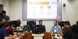 parlamentares e participantes presentes em audiência pública na câmara municipal de bh