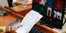 imagem em close de documento nas mãos de parlamentar