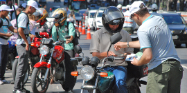 motociclistas recebem informações de agentes de trânsito de belo horizonte