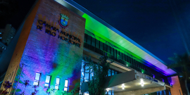 Fachada da Câmara Municipal iluminada de verde e azul