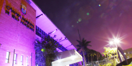 Fachada da Câmara Municipal de Belo Horizonte iluminada na cor lilás