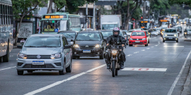 veículos trafegam por via pública