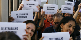 Funcionários da prefeitura de BH levantam cartazes a favor do teletrabalho