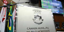 Púlpito do plenário Amintas de Barros, com placar de votação ao fundo