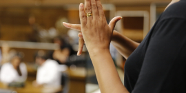 Mãos fazem gestos da Linguagem Brasileira de Sinais