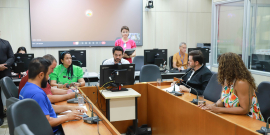 parlamentares presentes em reunião de comissão na câmara de bh