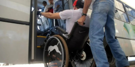 homem cadeirante é auxiliado a entrar em ônibus