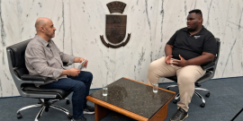 O jornalista Alessandro Duarte entrevista o vereador Helton Junior no Plenário Amintas de Barros