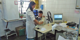 Profissional de saúde atende homem