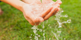 Mãos e água
