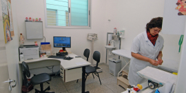 Médica em consultório de centro de saúde