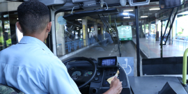 Motorista de ônibus visto de costas