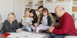 Idosos reunidos com adultos e crianças em sala