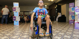 menino em cadeiras de rodas