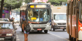 Mulher acena para ônibus parar em avenida de Belo Horizonte
