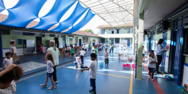 quadra de escola com estudantes