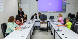 parlamentares e participantes presentes em audiência pública na câmara municipal de bh