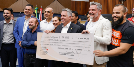 parlamentares e prefeito de bh durante entrega de cheque simbólico