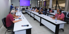 Vereadores e convidados no Plenário Helvécio Arantes