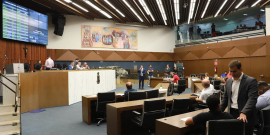 Vereadores no Plenário Amintas de Barros; Pablo Almeida fala ao microfone