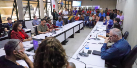parlamentares e participantes presentes em audiência pública na câmara municipal de bh