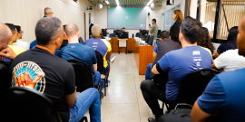 parlamentares e participantes presentes em audiência pública na câmara municipal de bh