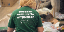 Catadora trabalhando
