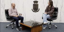 O jornalista Alessandro Duarte entrevista a vereadora Janaina Cardoso no Plenário Amintas de Barros