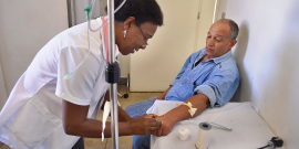 profissinal de saúde realiza atendimento a homem idoso