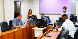 parlamentares presentes em reunião de comissão