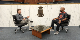 O jornalista Carlos Freitas entrevista o vereador Cleiton Xavier no Plenário Amintas de Barros