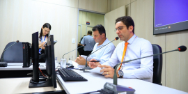 parlamentares presentes em reunião de comissão