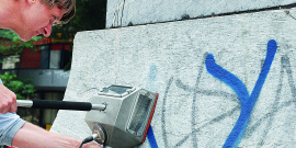 profissional realiza limpeza de pixo em monumento