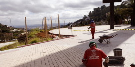 Operários da Prefeitura trabalham na Praça do Papa