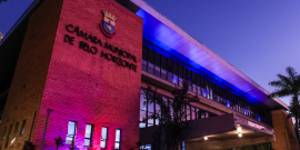 fachada da câmara municipal iluminada na cor roxa