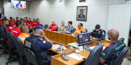 Representantes de instituições e brigadistas profissionais reunidos ao redor de mesa durante audiência