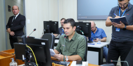 parlamentares presentes em reunião de comissão na câmara