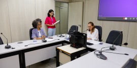 parlamentares presentes em reunião de comissão