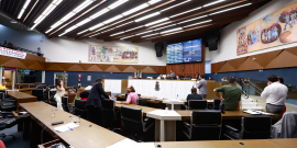 Vereadores em pé e sentados durante plenário na cmbh