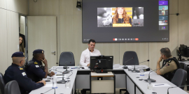 Vereadores e convidados no Plenário Helvécio Arantes