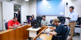 Vereadores reunidos ao redor de mesa na comissão de legislação e justiça