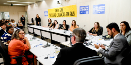 parlamentares e participantes presentes em audiência pública na câmara municipal de bh