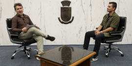 O jornalista Carlos Freitas entrevista o vereador Sargento Jalyson no Plenário Amintas de Barros